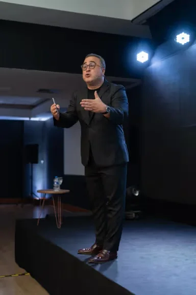 Marcos Dantas palestrando em um encontro da Lidere University